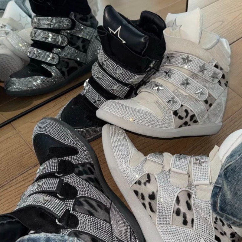 Ethnic Modern Fashion - Wysokie sneakersy na ukrytej platformie, ozdobione